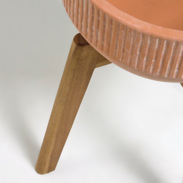 Terakotowa doniczka na drewnianym stojaku Kave Home Suba, wys. 40 cm-image-2