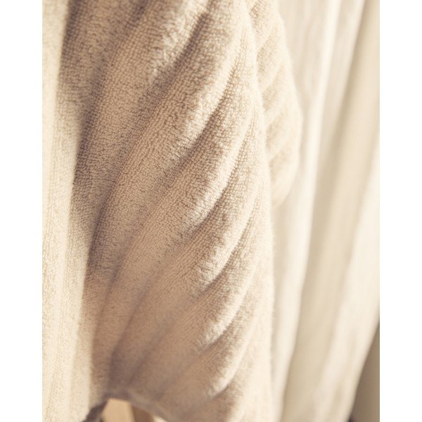 Beżowy bawełniany ręcznik kąpielowy frotte 70x140 cm Navira – Kave Home-image-4