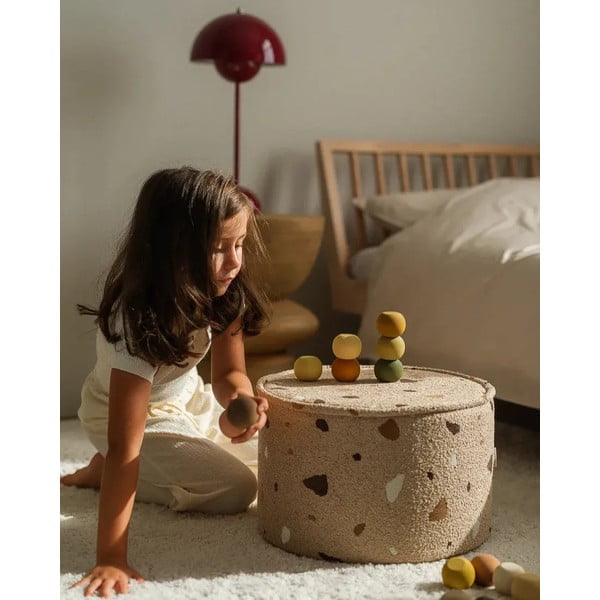 Jasnobrązowy puf dziecięcy z materiału bouclé/z tkaniny szenilowej Terrazzo – Wigiwama-image-1