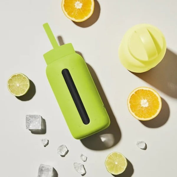 Silikonowa słomka z wieczkiem i szczoteczką w komplecie Electric Lime – Muuki-image-1