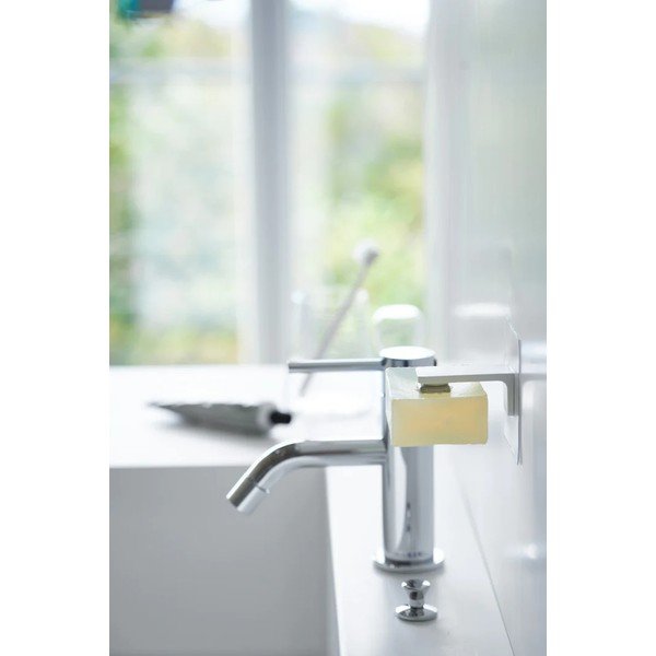 Biała samoprzylepna plastikowa magnetyczna mydelniczka Film Hook – YAMAZAKI-image-1