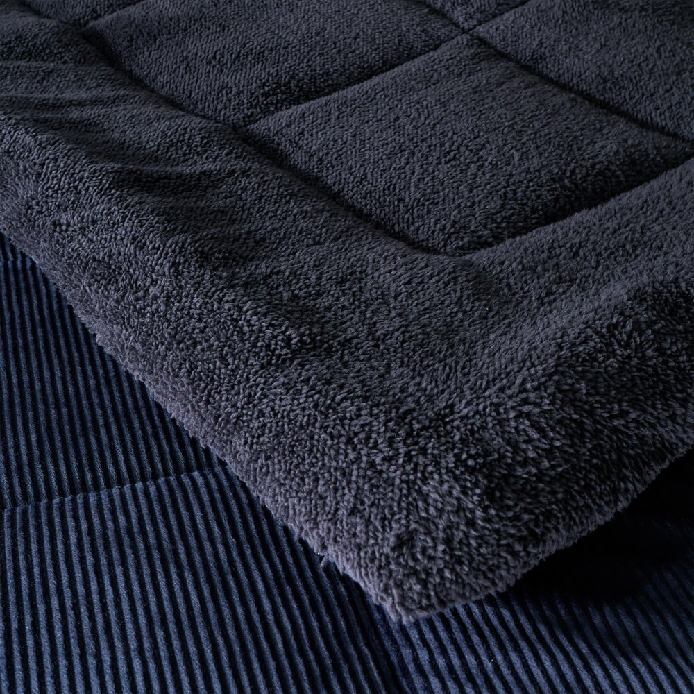 Ciemnoniebieska narzuta pikowana z mikropluszu na łóżko dwuosobowe 200x220 cm Cosy Cord – Catherine Lansfield (zdjęcie 3)