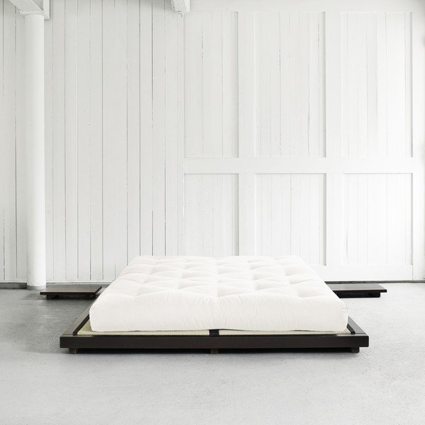 Łóżko dwuosobowe z drewna sosnowego z materacem i tatami Karup Design Dock Comfort Mat Black/Natural, 140x200 cm-image-1