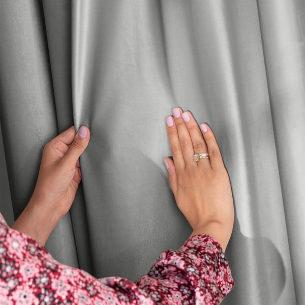 Jasnoszara aksamitna zasłona częściowo zaciemniająca (dimout) 140x270 cm Pleat – Restilo-image-1