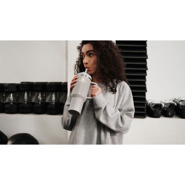 Jasnoszary termos ze stali nierdzewnej ze słomką 890 ml Quencher H2.O FlowState™ Tumbler Ash – Stanley-image-4