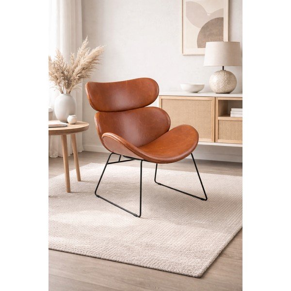 Brązowy fotel z imitacji skóry z czarnymi nogami Actona Cazar-image-1