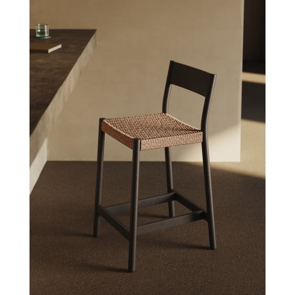Czarny hoker z litego drewna dębowego (wysokość siedziska 65 cm) Yalia – Kave Home-image-1