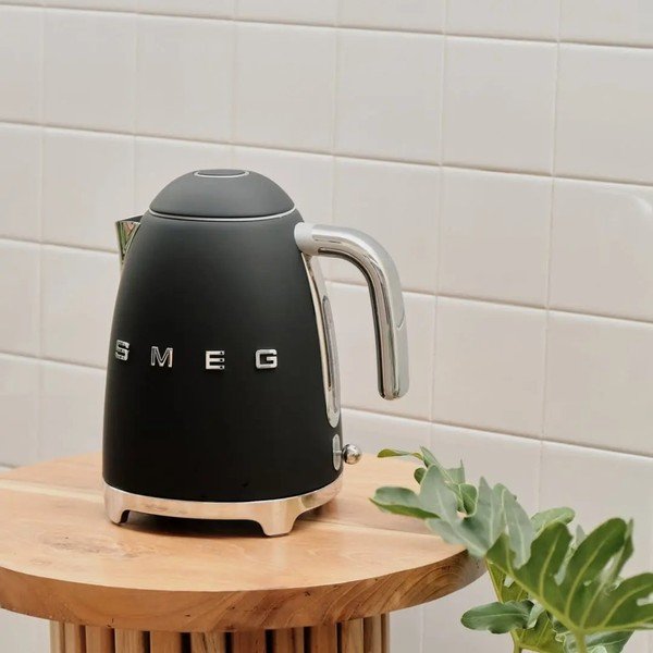 Czarny czajnik SMEG 50's Retro Style-image-1