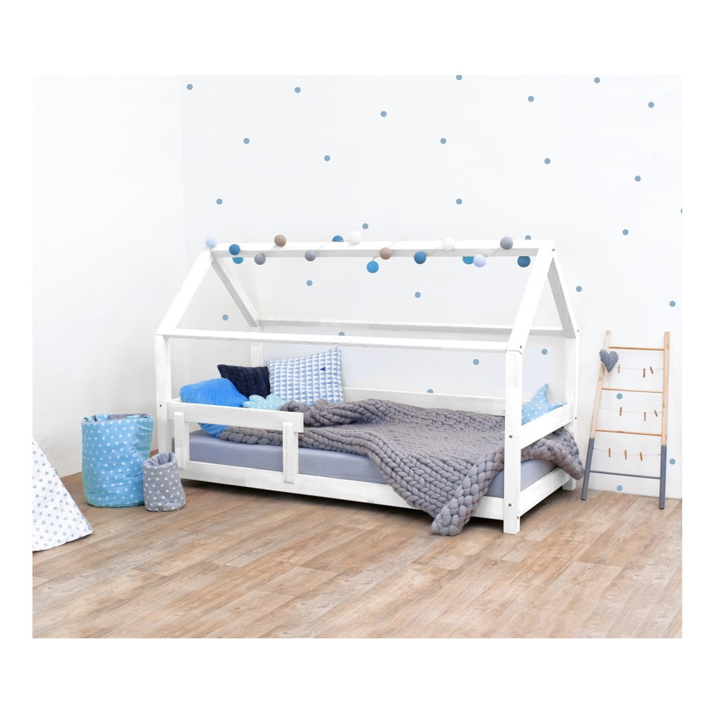Białe łóżko dziecięce z bokami z naturalnego drewna świerkowego Benlemi Tery, 90x160 cm