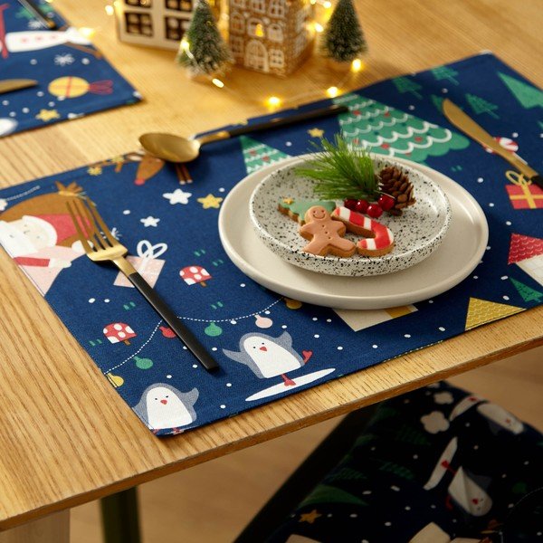 Tekstylne maty stołowe ze świątecznym motywem zestaw 2 szt. 30x46 cm Santa's Christmas Wonderland – Catherine Lansfield-image-1