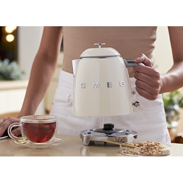 Kremowy czajnik elektryczny ze stali nierdzewnej 800 ml Retro Style – SMEG-image-2