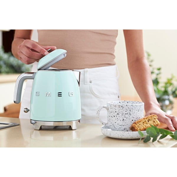 Jasnozielony czajnik elektryczny ze stali nierdzewnej 800 ml Retro Style – SMEG-image-1