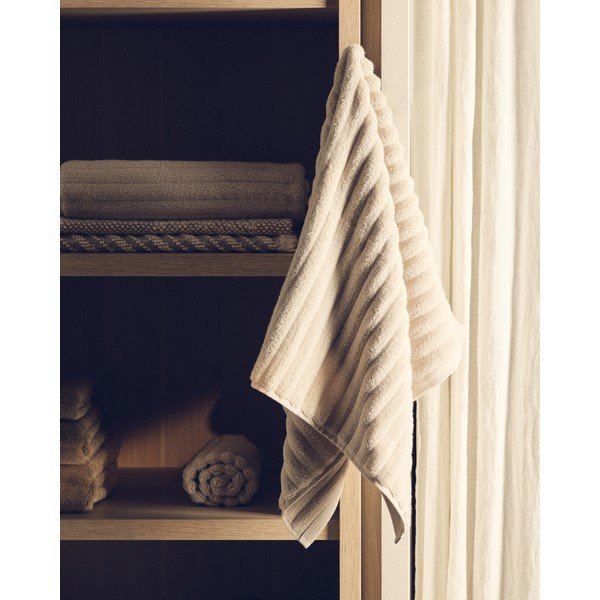 Beżowy bawełniany ręcznik frotte 30x50 cm Navira – Kave Home-image-1