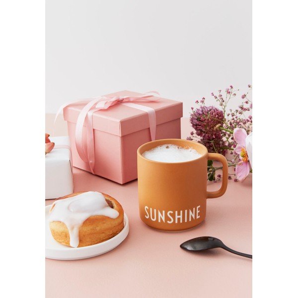 Musztardowy porcelanowy kubek Design Letters Sunshine-image-1