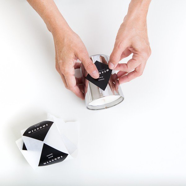 Świeczka Rustic Wood (60 godz.) - brzoza, mahoń i goździk-image-3