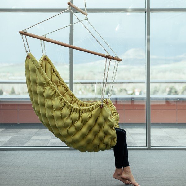 Ciemnobeżowy fotel wiszący do wnętrz Linda Vrňáková Swingy In-image-4