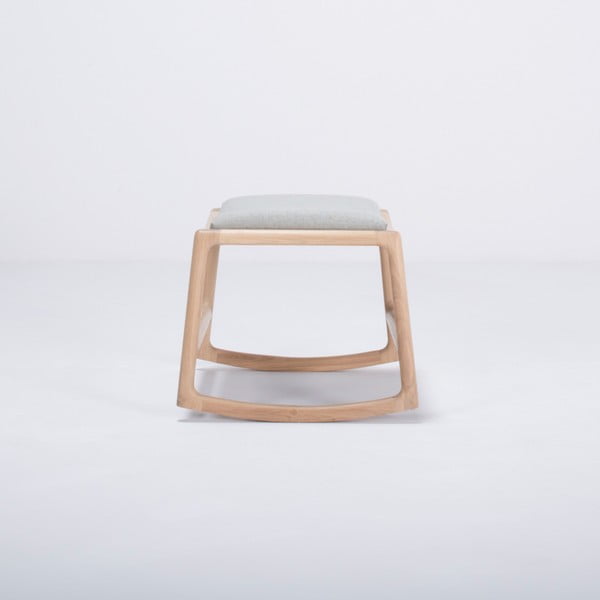 Podnóżek z konstrukcją z drewna dębowego z niebieskoszarą tekstylną poduszką Gazzda Dedo-image-1