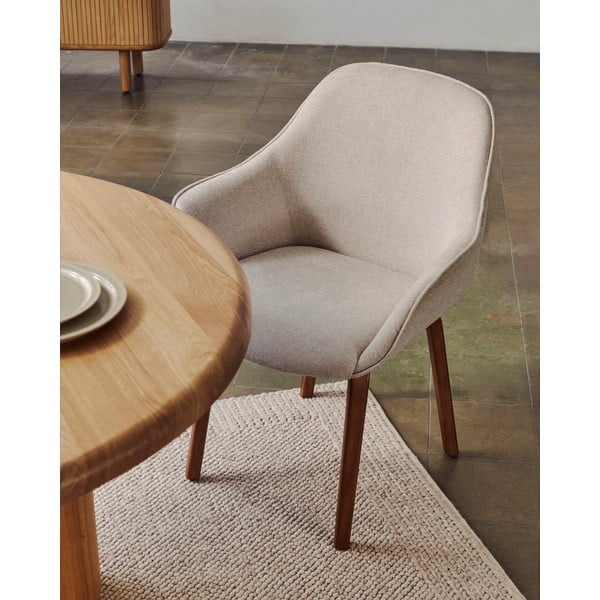 Beżowy tapicerowany fotel jadalniany z podłokietnikami Nelida – Kave Home-image-2