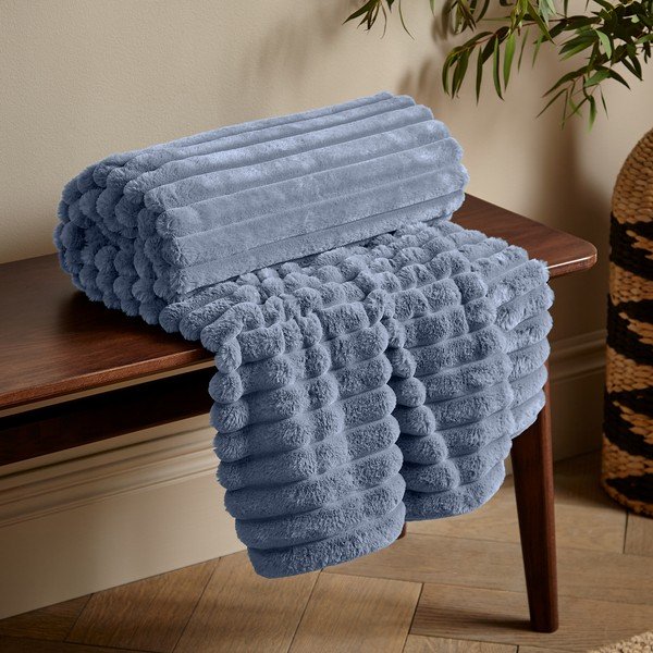 Niebieski koc z mikropluszu 130x170 cm Cosy Ribbed – Catherine Lansfield-image-1