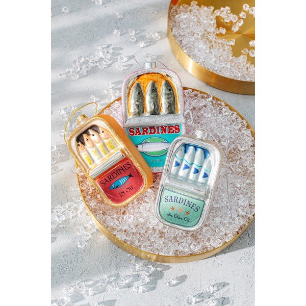 Szklana ozdoba świąteczna 7 cm Can of Sardines – Sass & Belle-image-2