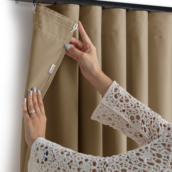 Beżowa aksamitna zasłona częściowo zaciemniająca (dimout) 265x175 cm Velto – Filumi-image-3