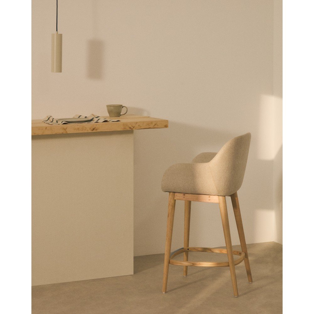 Beżowy tapicerowany hoker z podłokietnikami (wysokość siedziska 66 cm) Konna – Kave Home (zdjęcie 6)