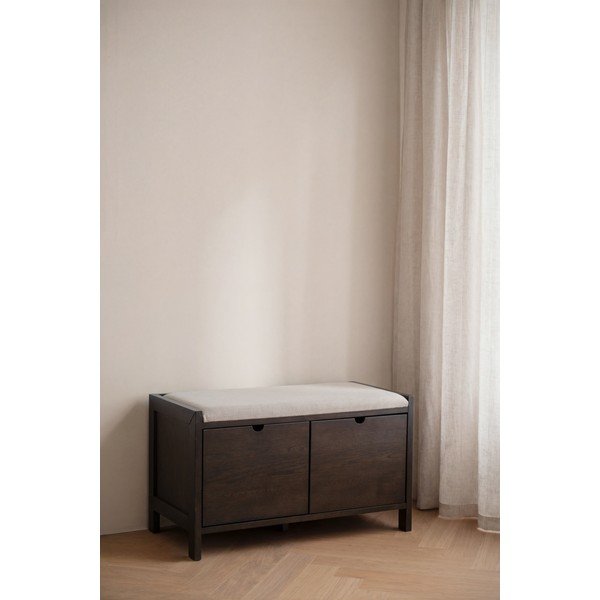 Szafka na buty z litego drewna dębowego z siedziskiem w ciemnym naturalnym kolorze 80x47x41 cm Hillmond – Rowico-image-2