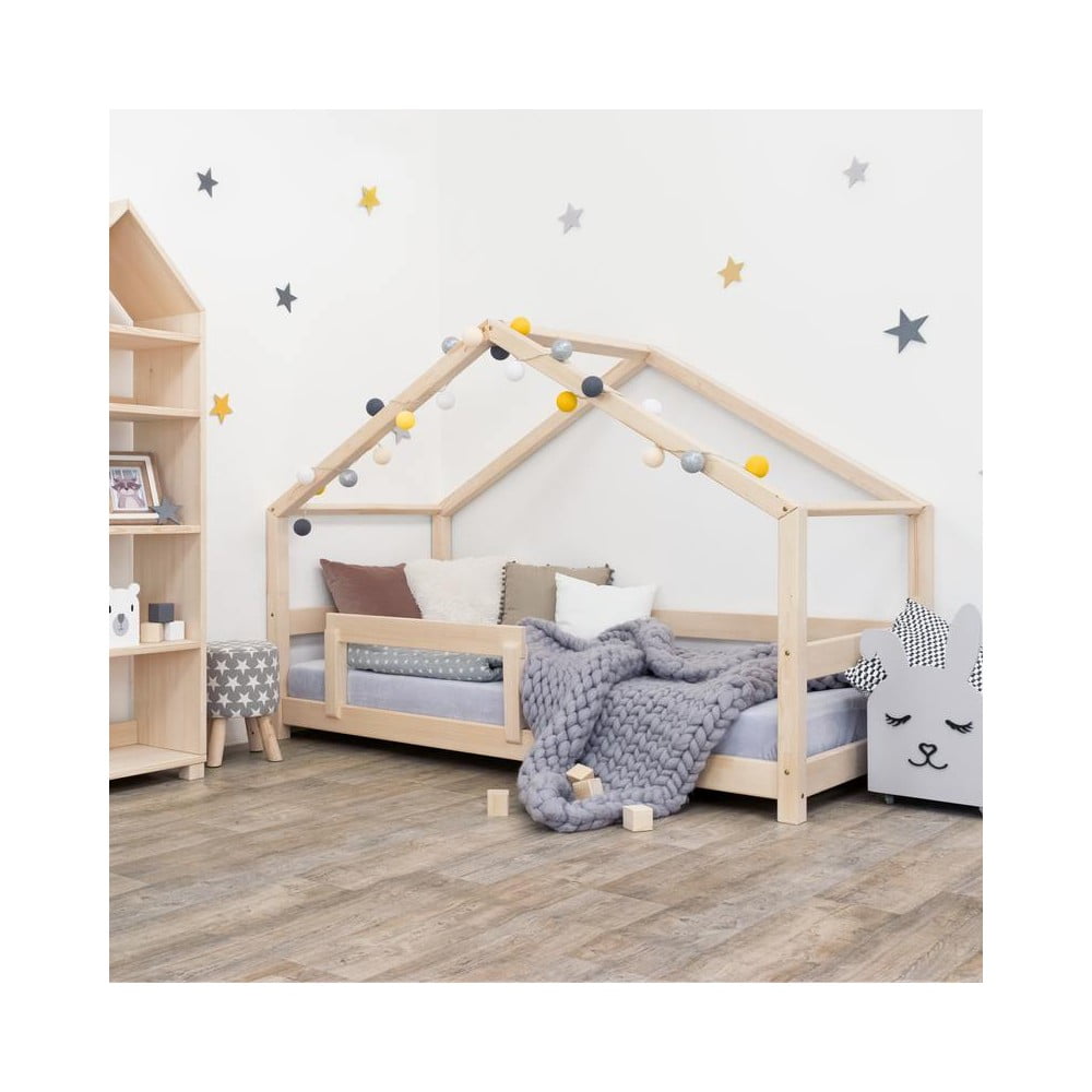 Drewniane łóżko dziecięce z konstrukcją w kształcie domku i z barierką Benlemi Lucky, 120x200 cm