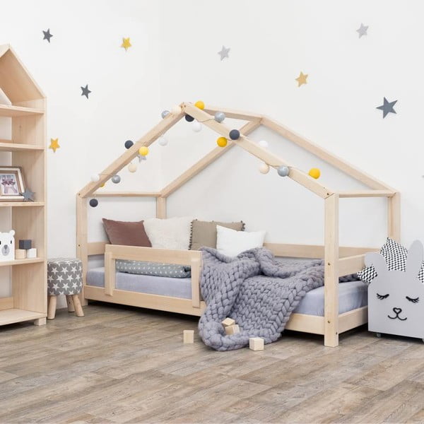 Drewniane łóżko dziecięce z konstrukcją w kształcie domku i z barierką Benlemi Lucky, 90x180 cm