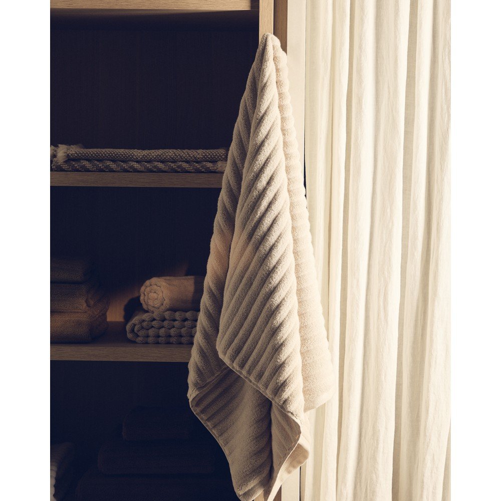 Beżowy bawełniany ręcznik frotte 50x90 cm Navira – Kave Home (zdjęcie 4)