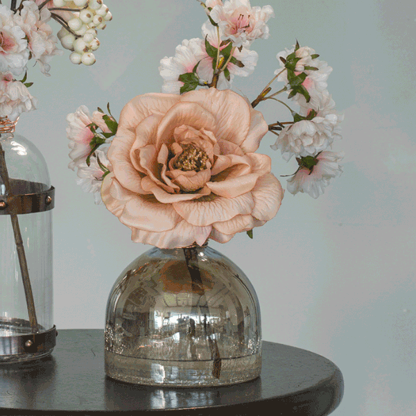 Szklany wazon ze sztucznymi kwiatami Rose, 27 cm