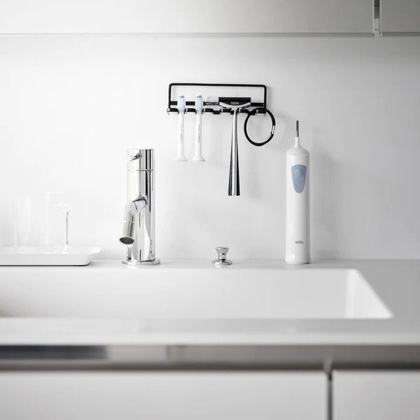 Czarny samoprzylepny metalowy uchwyt na szczoteczki do zębów Film Hook – YAMAZAKI-image-1