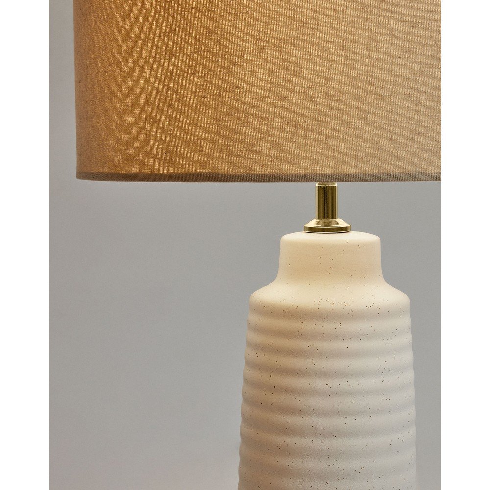Biała/beżowa lampa stołowa ceramiczna z tekstylnym kloszem (wysokość 58 cm) Mijal – Kave Home (zdjęcie 4)