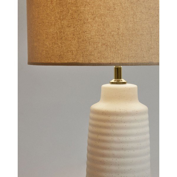 Biała/beżowa lampa stołowa ceramiczna z tekstylnym kloszem (wysokość 58 cm) Mijal – Kave Home-image-3