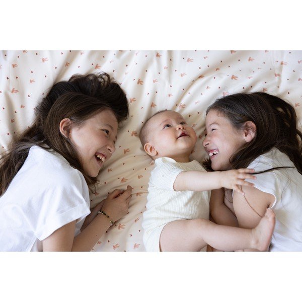 Jasnożółto-różowa pościel dziecięca do łóżeczka z bawełny organicznej 100x140 cm Bows – Cam Cam Copenhagen-image-1