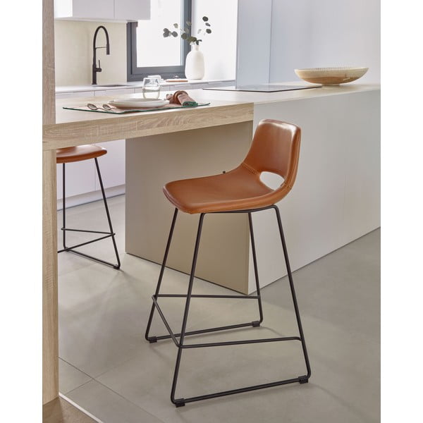 Koniakowy hoker z imitacji skóry (wysokość siedziska 65 cm) Zahara – Kave Home-image-1