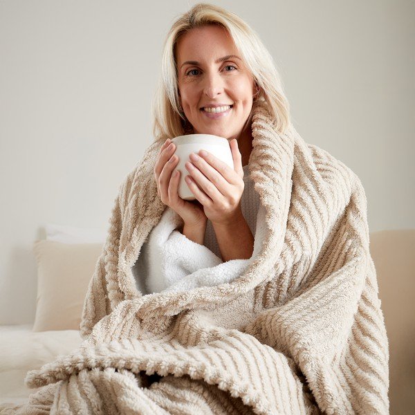 Narzuta w naturalnym kolorze 230x220 cm Heat Buddy Super Thermal – Catherine Lansfield-image-2