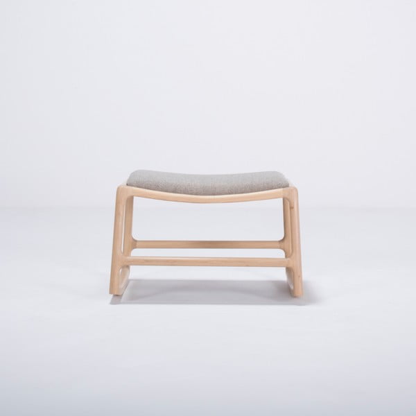 Podnóżek z konstrukcją z drewna dębowego z szarą tekstylną poduszką Gazzda Dedo