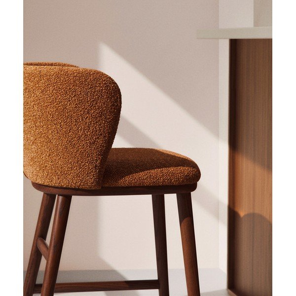 Tapicerowany hoker w kolorze terakoty (wysokość siedziska 65 cm) Ciselia – Kave Home-image-2