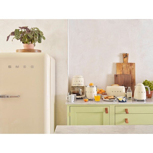 Kremowy czajnik SMEG 50's Retro Style-image-1