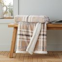 Beżowy koc z materiału sherpa 130x170 cm Kelso Check – Catherine Lansfield