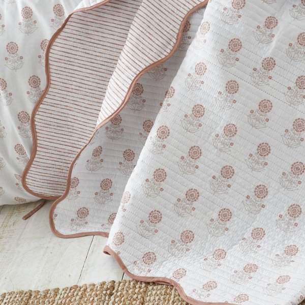 Biała narzuta pikowana 220x230 cm Woodblock Floral – Pineapple Elephant-image-1