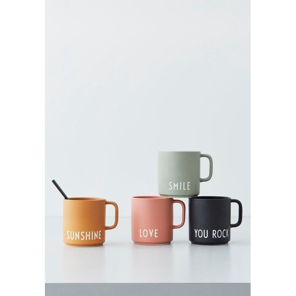 Różowy porcelanowy kubek Design Letters Love-image-3