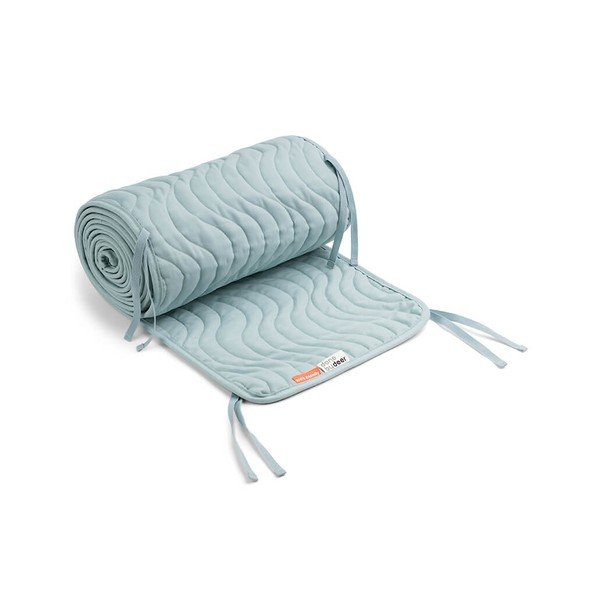 Niebieski pikowany bawełniany ochraniacz do łóżeczka Done by Deer Waves, dł. 360 cm