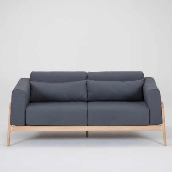 Niebieskoszara sofa 2-osobowa z konstrukcją z litego drewna dębowego Gazzda Fawn
