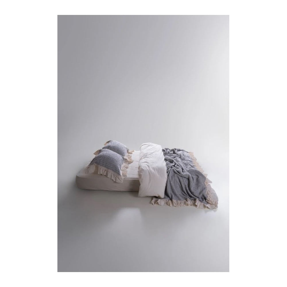 Jasnoszary zestaw narzuty na łóżko i poszewki na poduszkę z bawełny renforcé 240x260 cm Bella Calm Ruffle – Mila Home Luxury (zdjęcie 3)