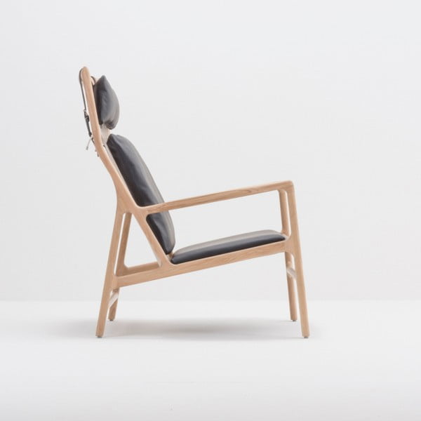 Fotel z konstrukcją z litego drewna dębowego i czarnym skórzanym siedziskiem Gazzda Dedo
