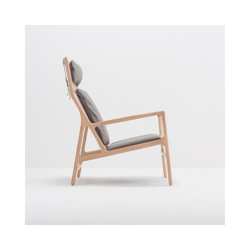 Fotel z konstrukcją z litego drewna dębowego i szarym skórzanym siedziskiem Gazzda Dedo