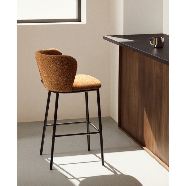 Tapicerowany hoker w kolorze terakoty (wysokość siedziska 75 cm) Ciselia – Kave Home-image-1