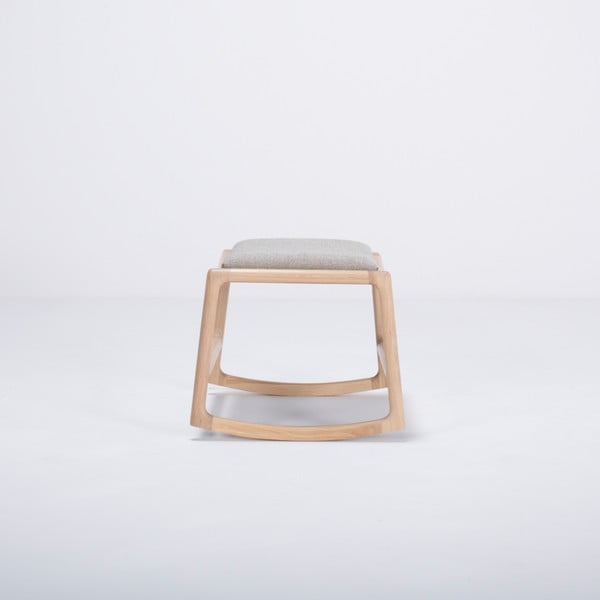 Podnóżek z konstrukcją z drewna dębowego z szarą tekstylną poduszką Gazzda Dedo-image-1